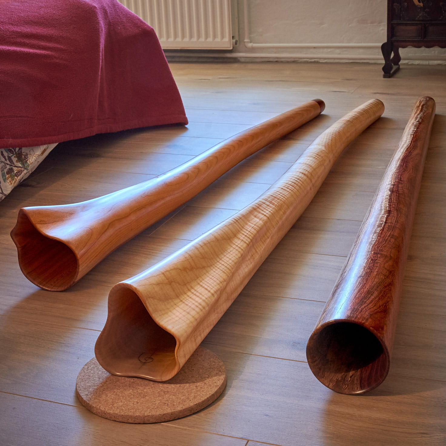 Trois didgeridoo disponible en Janvier 2020 : Ré# en merisier, Do en érable ondé, Do en bubinga moiré